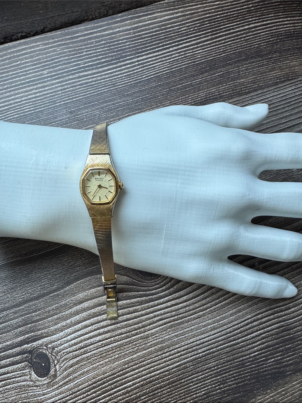 Vintage Seiko Quartz Gold Tone Ladies Watch New Battery Working Retro 70s 80s